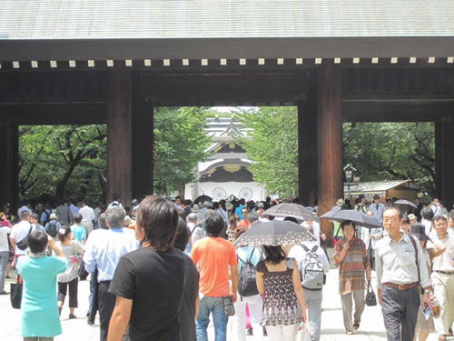 平成２２年終戦の日、靖國神社にて戦没者礼拝
